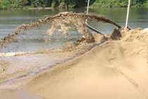 Bắt 12 tàu khai thác cát trái phép trên vịnh Hạ Long