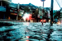 Đường Hải Phòng biến thành sông sau cơn mưa lớn