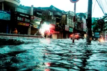 Đường Hải Phòng biến thành sông sau cơn mưa lớn