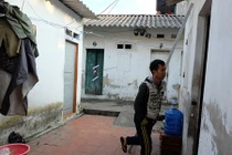 Đôi nam nữ ôm nhau chết trong phòng trọ ở Hà Nội