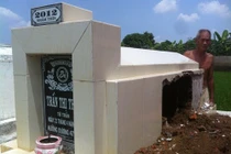 Chồng đập mộ, ném hài cốt vợ xuống sông tội giống Nguyễn Mạnh Tường?