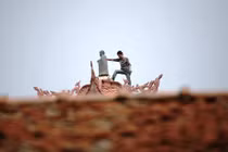 Thanh niên ngáo đá lắc lư trên đỉnh bảo tháp Chùa Cót Hà Nội