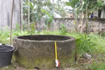 Bé hơn 1 tuổi bị ném xuống giếng nước ở Hải Dương?