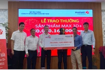 Vietlott trao thưởng 30 giải đặc biệt cho một nữ khách hàng