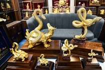 Linh vật rắn “dát vàng” xuất hiện ở nhiều cơ sở quà tặng 