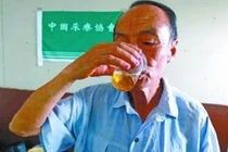 Kỳ dị hội uống nước tiểu chữa ung thư ở Trung Quốc