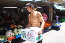 Trai đẹp 6 múi bán rau hút hồn chị em nội trợ