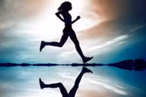 Chạy và đi bộ, môn nào giúp giảm cân nhanh hơn?