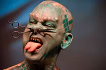 Những kiểu làm đẹp rùng rợn, đục đẽo cơ thể đau đớn