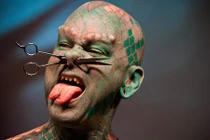 Những kiểu làm đẹp rùng rợn, đục đẽo cơ thể đau đớn