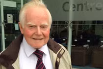 Cận cảnh khối u khổng lồ vùng kín của lão ông