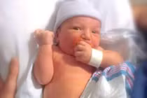 Thảm cảnh em bé chảy máu đến chết vì cắt bao quy đầu