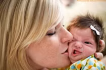 Cười đau bụng biểu cảm của bé khi bị ép chụp ảnh 