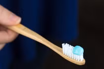 Cách lấy lượng kem đánh răng chuẩn không hại sức khỏe