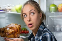 7 lỗi ăn uống tàn phá sức khỏe khủng khiếp