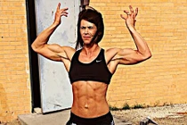 Mẹ trẻ gầy nhẻm lột xác ngoạn mục thành cơ bắp