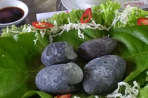 Thơm ngon khó cưỡng món heo rừng nướng sỏi