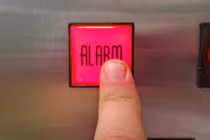 Thang máy rơi tự do, làm thế nào để thoát nạn?