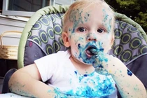 Ảnh bé lem luốc vì ăn bánh vừa yêu vừa cười đau bụng