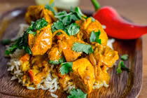 Tự làm gà om nước dừa ngon hết sảy