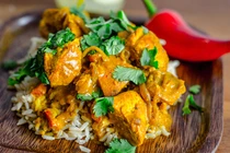 Tự làm gà om nước dừa ngon hết sảy