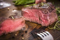 Cảnh báo mối nguy chết người do ăn thịt tái