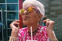 Cụ bà ăn mặc xì tin đến nữ sinh cũng phải vái cả nón 