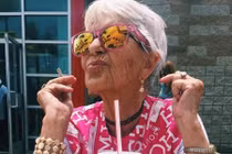 Cụ bà ăn mặc xì tin đến nữ sinh cũng phải vái cả nón 