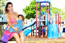 Loạt ảnh bé gái 6 tuổi còn bú mẹ bị “ném đá“