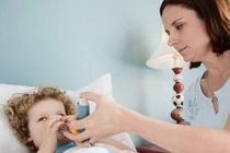 Cảnh báo nguy cơ hen suyễn khi trẻ ngủ cùng bố mẹ
