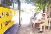 “Xe vua” do quan chức bảo lãnh vô tư phá đường