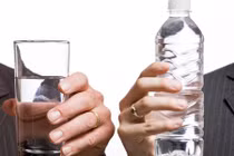 6 lý do bạn nên vĩnh biệt nước đóng chai lập tức