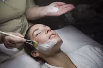 Kinh dị phương pháp làm đẹp da bằng... bao quy đầu