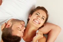 Ôm hôn mỗi ngày giúp giảm cân, đỡ thèm rượu, ma túy