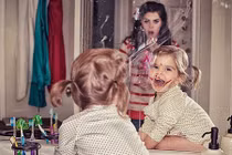 Bộ ảnh hài nước mẹ chăm con siêu quậy