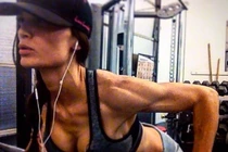 Cô giáo trung học bị “đe” đuổi việc vì quá sexy