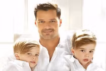 10 người nổi tiếng có con nhờ mang thai hộ 