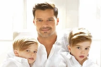 10 người nổi tiếng có con nhờ mang thai hộ 