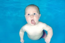 Ảnh biểu cảm của bé dưới nước ngộ nghĩnh đến bật cười