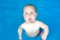 Ảnh biểu cảm của bé dưới nước ngộ nghĩnh đến bật cười