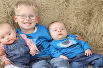 Hy hữu anh em sinh ba cách nhau 3 tuổi