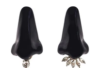 Hãi hùng trào lưu đeo khuyên vách ngăn mũi đính hôn