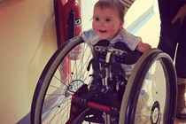 Rơi lệ xem em bé không tay chân vật lộn với cuộc sống