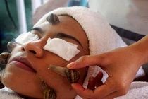 Trị mụn bằng ốc sên "cảm giác mạnh" ở Thái Lan