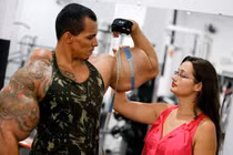 Trai trẻ tiêm rượu và dầu ăn tăng cường cơ bắp