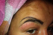 Cô gái có 4 hàng lông mày vì xăm hỏng