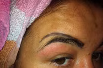 Cô gái có 4 hàng lông mày vì xăm hỏng