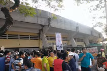 Mua vé không được vào sân, CĐV quậy sân Long An