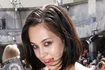 Tóc bết, mắt sưng húp - mốt làm đẹp đang rộ ở Nhật