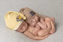 Ảnh cặp song sinh ôm nhau ngủ đẹp chưa từng thấy